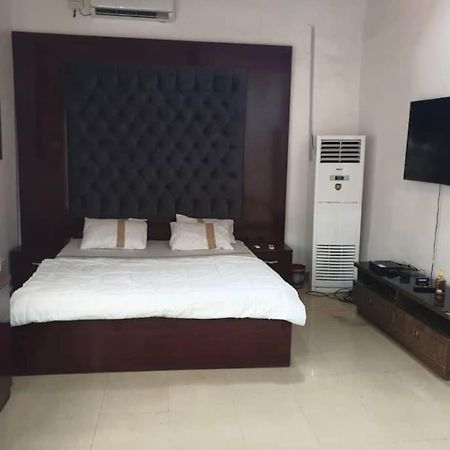 Stylish House With Free Parking And Outdoor Pool Villa Abuja Exteriör bild