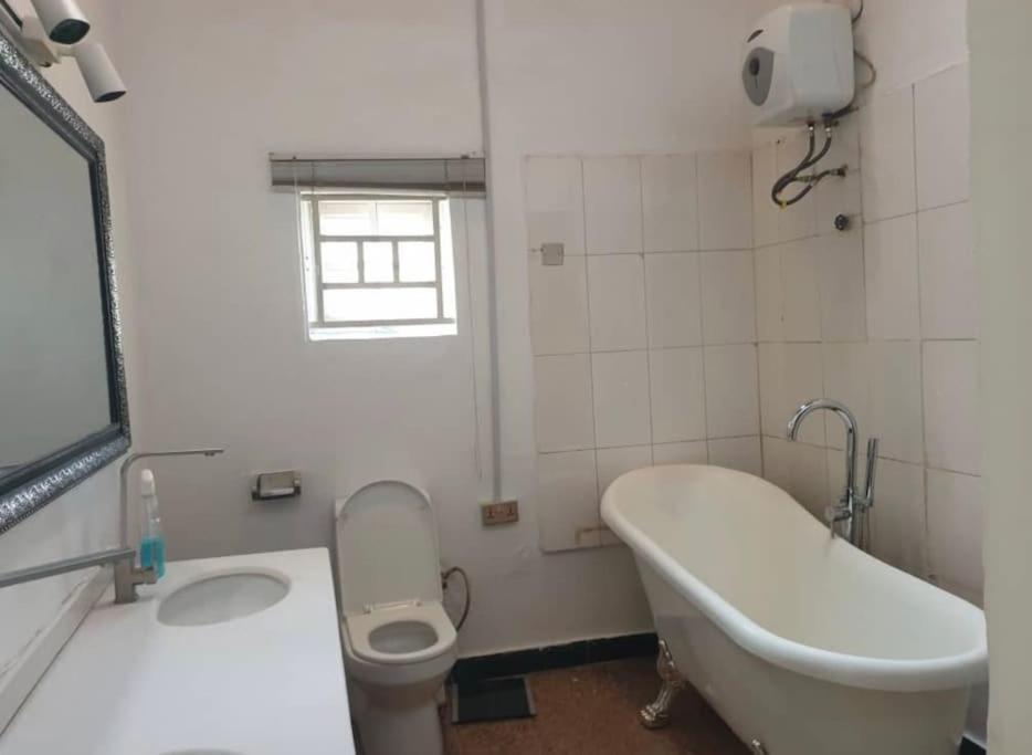 Stylish House With Free Parking And Outdoor Pool Villa Abuja Exteriör bild