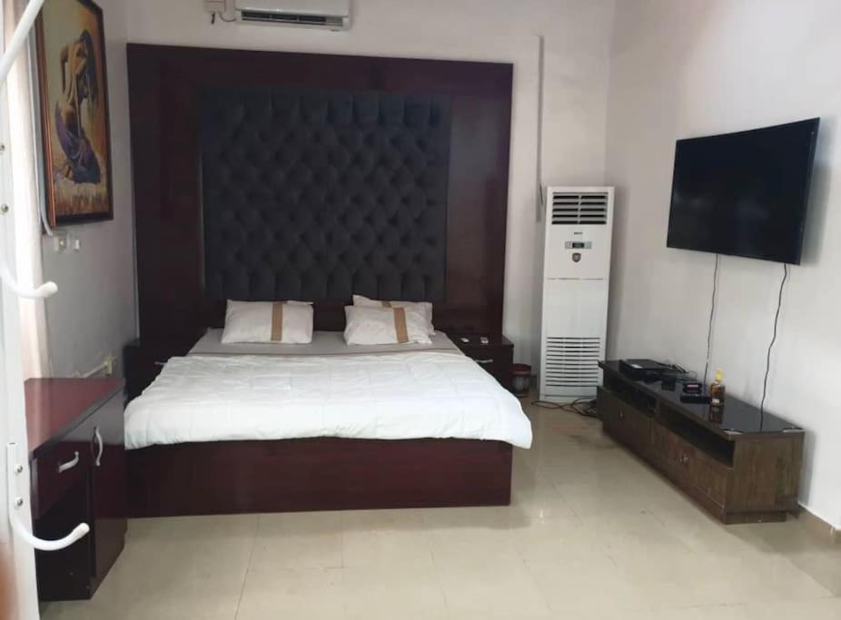 Stylish House With Free Parking And Outdoor Pool Villa Abuja Exteriör bild