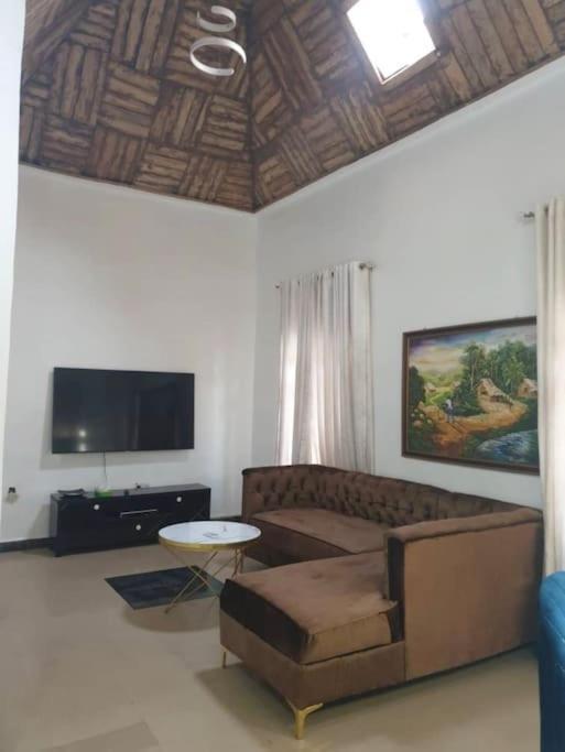Stylish House With Free Parking And Outdoor Pool Villa Abuja Exteriör bild