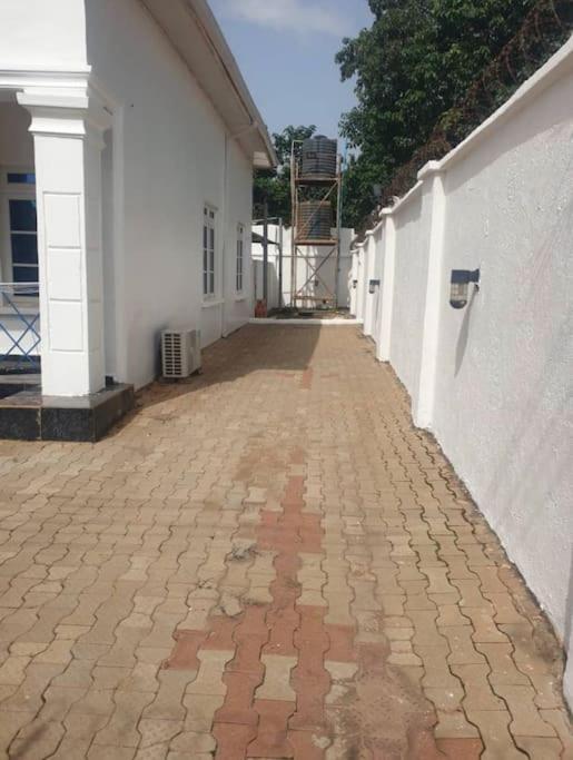 Stylish House With Free Parking And Outdoor Pool Villa Abuja Exteriör bild