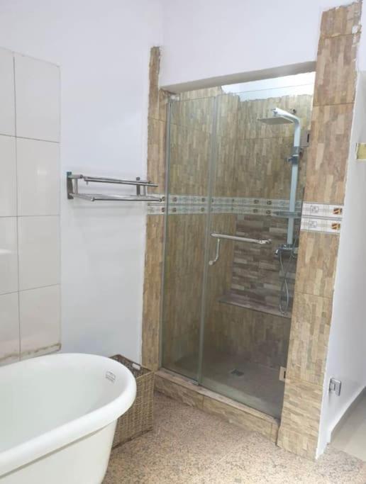 Stylish House With Free Parking And Outdoor Pool Villa Abuja Exteriör bild