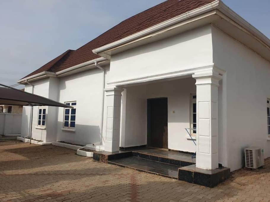 Stylish House With Free Parking And Outdoor Pool Villa Abuja Exteriör bild