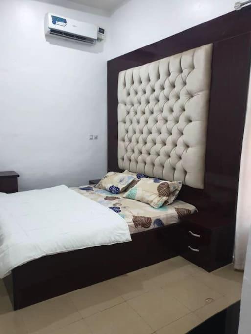 Stylish House With Free Parking And Outdoor Pool Villa Abuja Exteriör bild