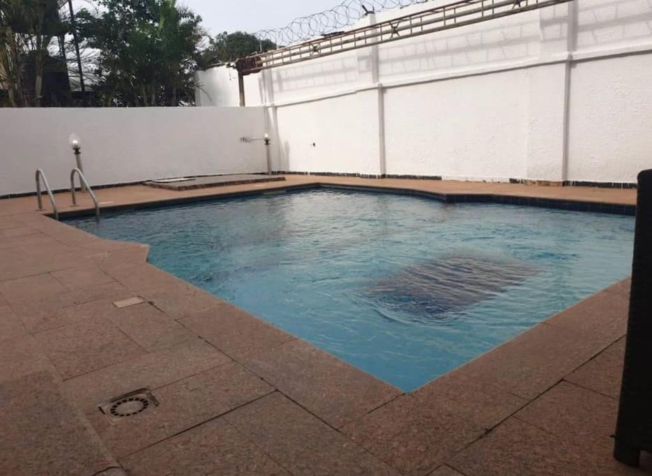 Stylish House With Free Parking And Outdoor Pool Villa Abuja Exteriör bild