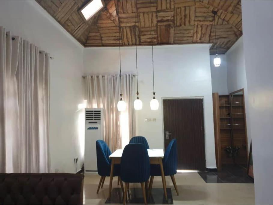 Stylish House With Free Parking And Outdoor Pool Villa Abuja Exteriör bild