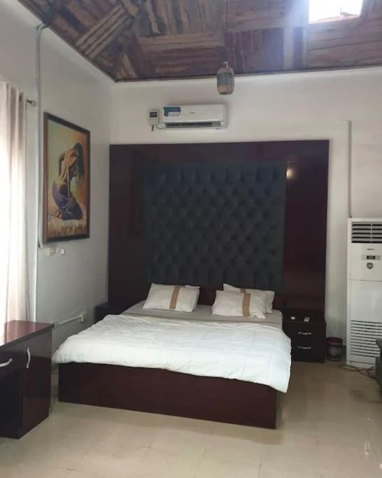 Stylish House With Free Parking And Outdoor Pool Villa Abuja Exteriör bild
