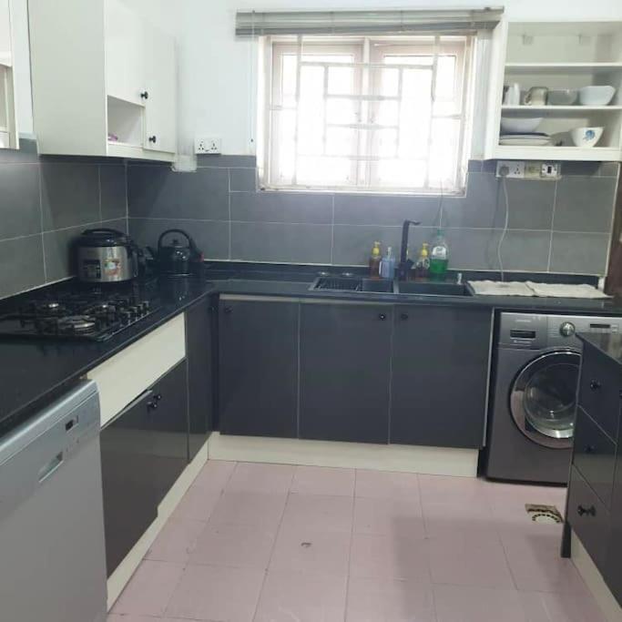 Stylish House With Free Parking And Outdoor Pool Villa Abuja Exteriör bild