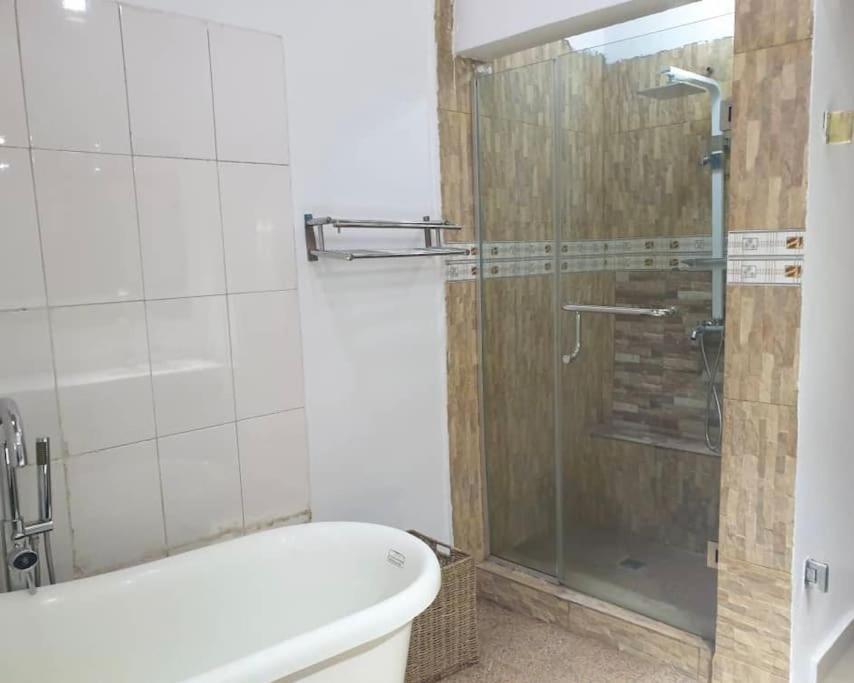 Stylish House With Free Parking And Outdoor Pool Villa Abuja Exteriör bild