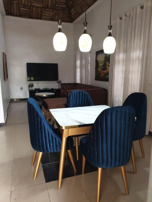 Stylish House With Free Parking And Outdoor Pool Villa Abuja Exteriör bild