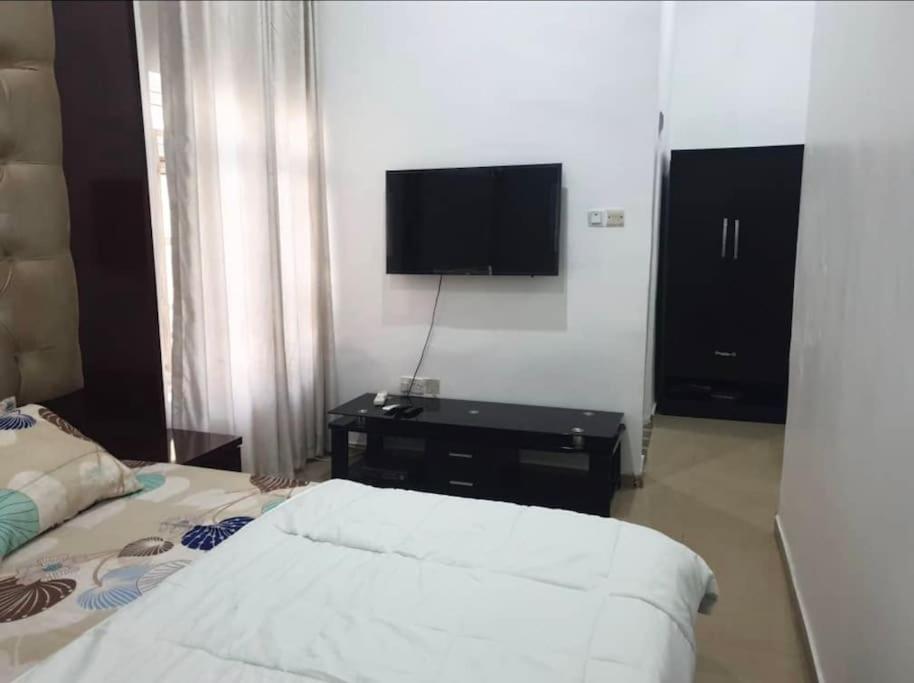 Stylish House With Free Parking And Outdoor Pool Villa Abuja Exteriör bild