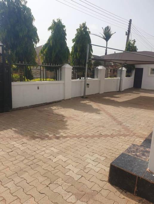 Stylish House With Free Parking And Outdoor Pool Villa Abuja Exteriör bild
